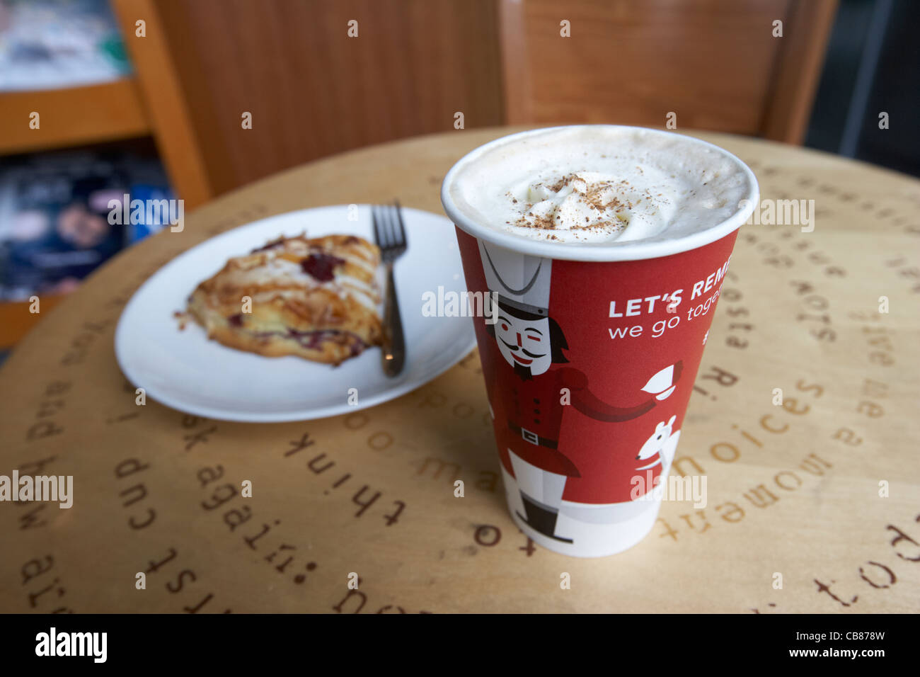 Gingerbread latte starbucks boisson spécialiste Noël avec pâtisserie canneberge l'île de hong kong, Hong Kong, Chine Banque D'Images