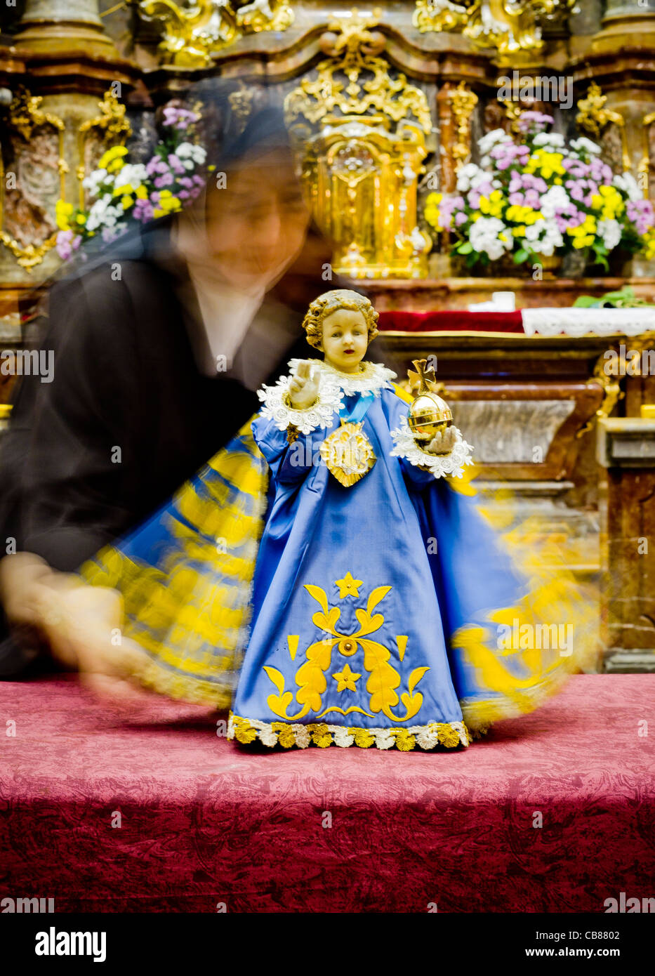 Célèbre l'Enfant Jésus de Prague a été corrigé pour la période de l'Avent dans la robe rouge avec l'hermine par des religieuses à l'église de Notre Banque D'Images