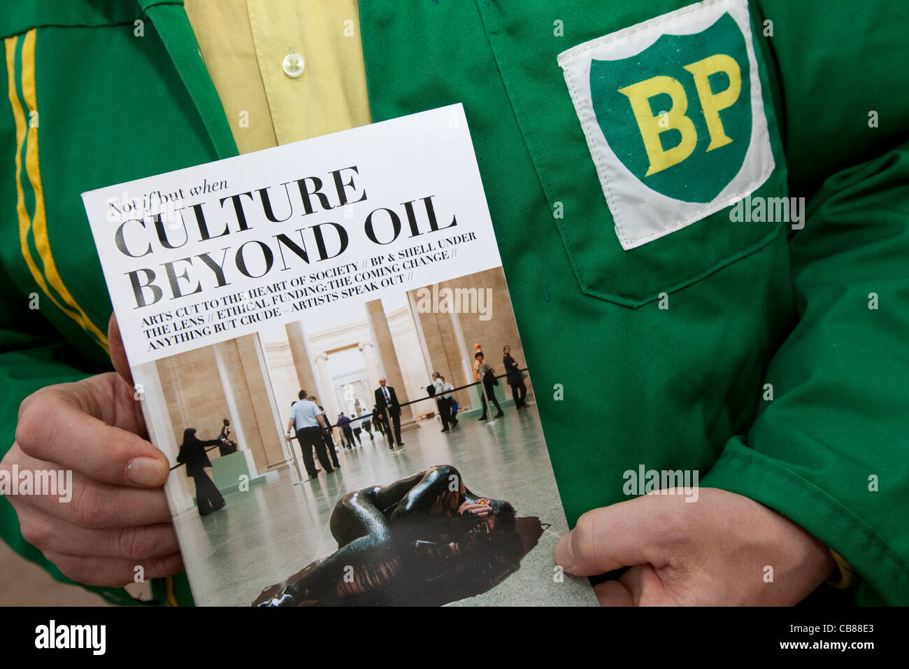 Au-delà de la culture de l'huile : publication a propos de l'opposition à la commandite des arts par des sociétés pétrolières comme BP Banque D'Images