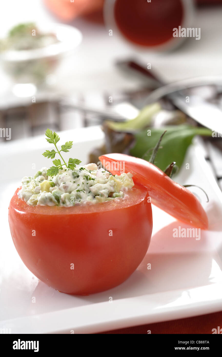 Tomates farcies au fromage à la crème et guacamole Banque D'Images