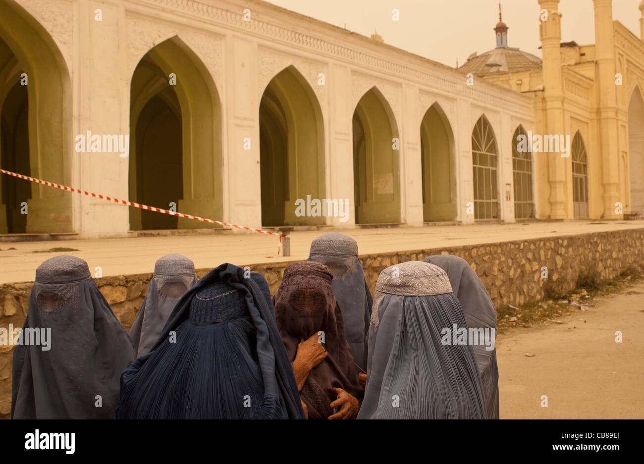 Les femmes afghanes recueillir après l'exercice de leur droit de vote dans une mosquée utilisé comme un bureau de vote à Kaboul, Afghanistan, 9 octobre 2004 Banque D'Images