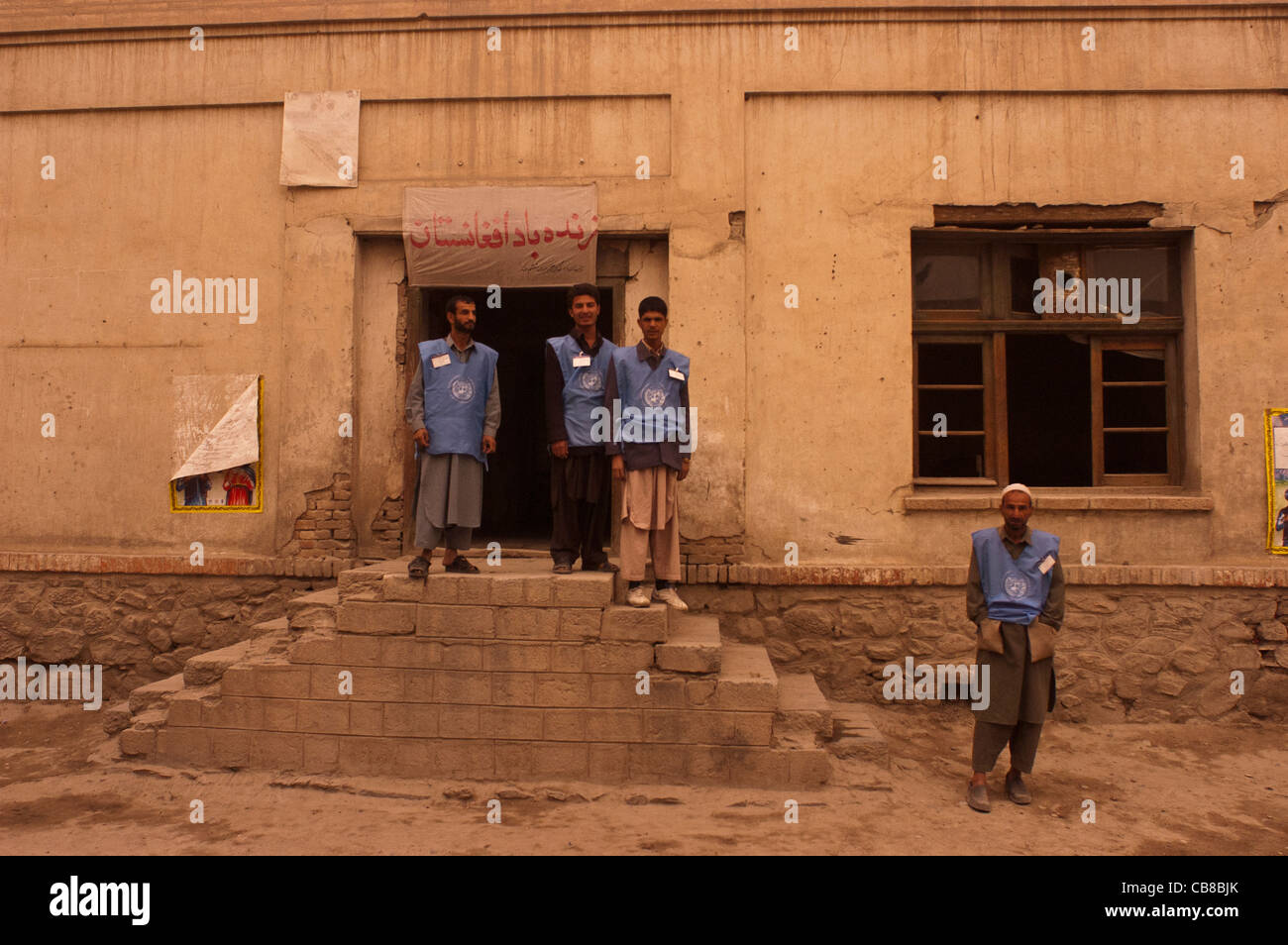 Les travailleurs électoraux attendre les sondages pour ouvrir à Kaboul, Afghanistan, Octobre 2004 Banque D'Images