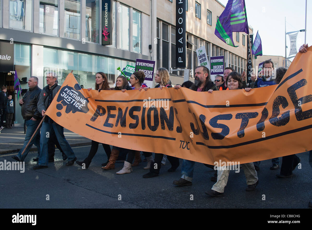 Les manifestants prendre part à la journée d'Action N30. Les travailleurs du secteur public en grève sont illustrés en prenant part à une manifestation et un rassemblement à Bristol. Banque D'Images