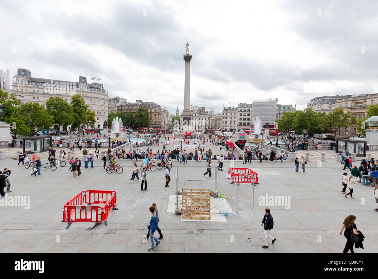 Les gens, les consommateurs, les piétons, les vacanciers, les voyageurs, les touristes, visiteurs à Trafalgar Square sur un jour nuageux. Banque D'Images