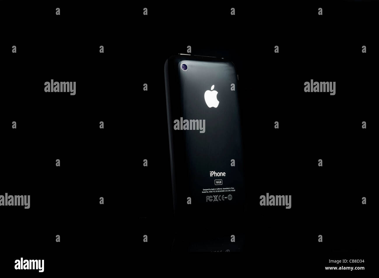 Près d'un Iphone 3GS noir sur fond sombre Banque D'Images