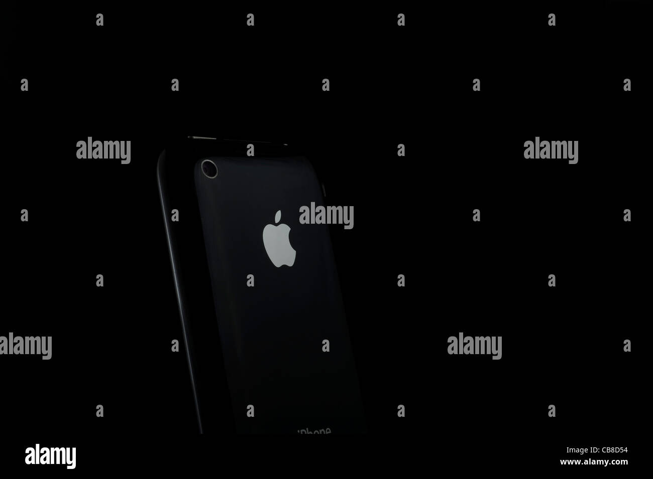 Près d'un Iphone 3GS noir sur fond sombre Banque D'Images