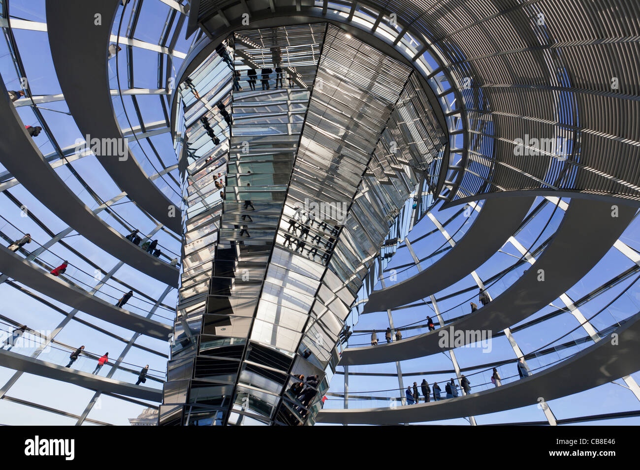 Vue sur le dôme de verre au-dessus de la Chambre de débattre au Reichstag à Berlin en Allemagne ; l'architecte Norman Foster Banque D'Images