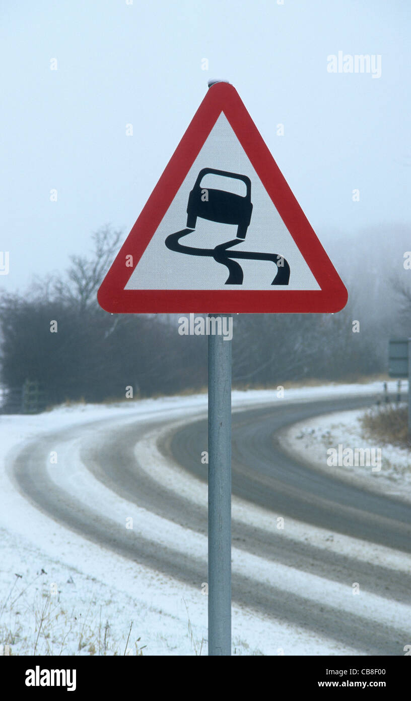 Panneau d'avertissement de route glissante en hiver neige près de Leeds Yorkshire UK Banque D'Images