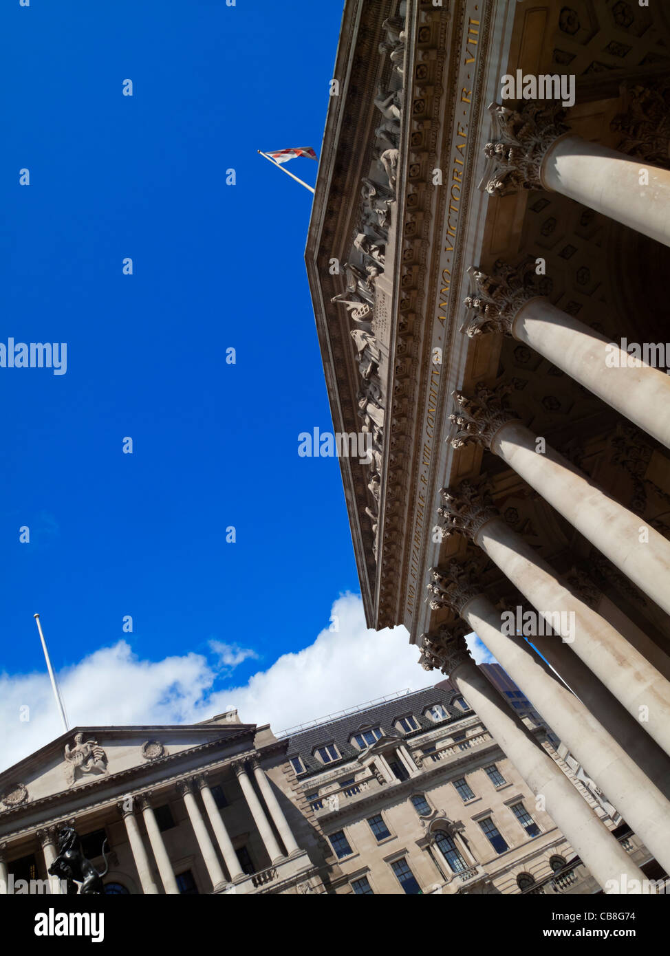 La Banque d'Angleterre et le Royal Exchange building sur la droite à Cornhill dans le quartier financier de la ville de London England UK Banque D'Images