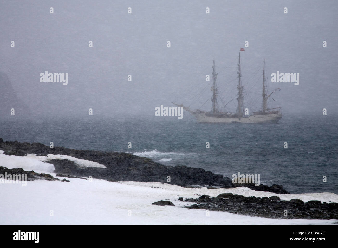 Le tallship Europa, un trois-mâts barque durant tempête sur l'océan Antarctique, îles Shetland du Sud, l'Antarctique Banque D'Images