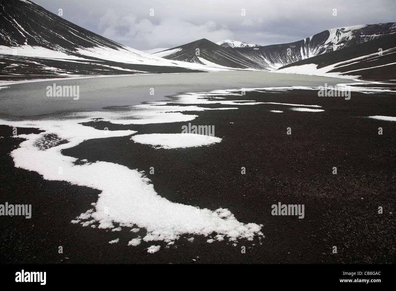 Lac et Montagne à caldera de volcan actif sur l'Île Déception, Îles Shetland du Sud, l'Antarctique Banque D'Images