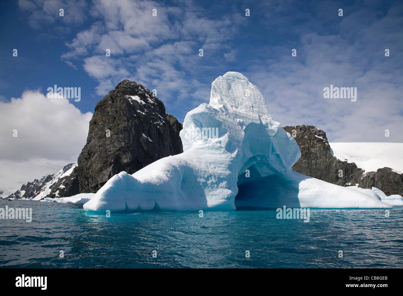 Cimetière d'iceberg dans la mer de l'Antarctique à la Trinity Island, Antarctica Banque D'Images