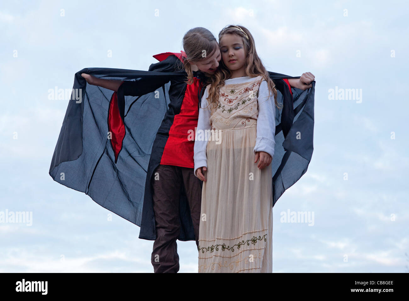 Deux jeunes filles jouant et vampire girl Banque D'Images
