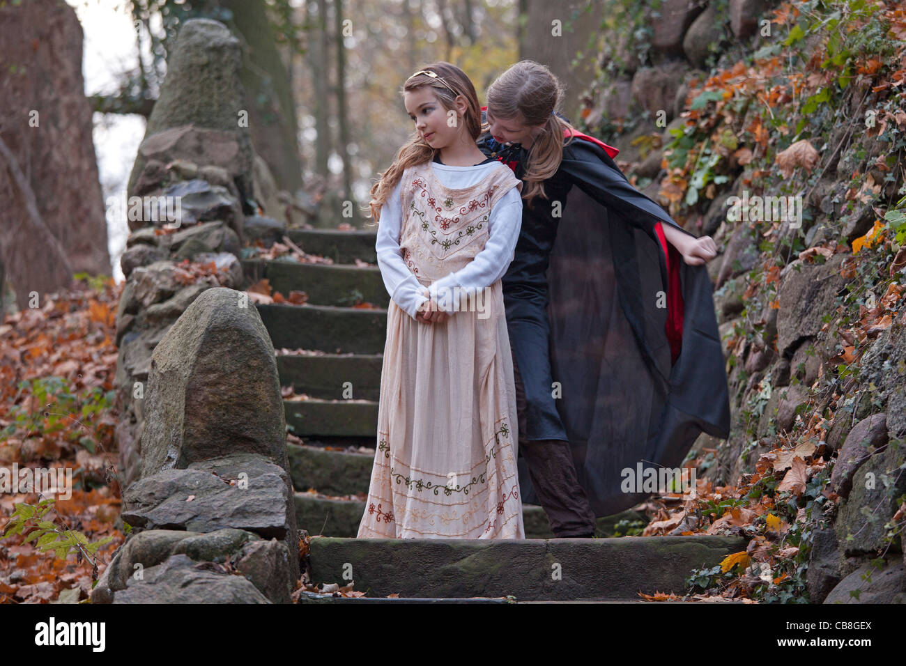 Deux jeunes filles jouant et vampire girl Banque D'Images