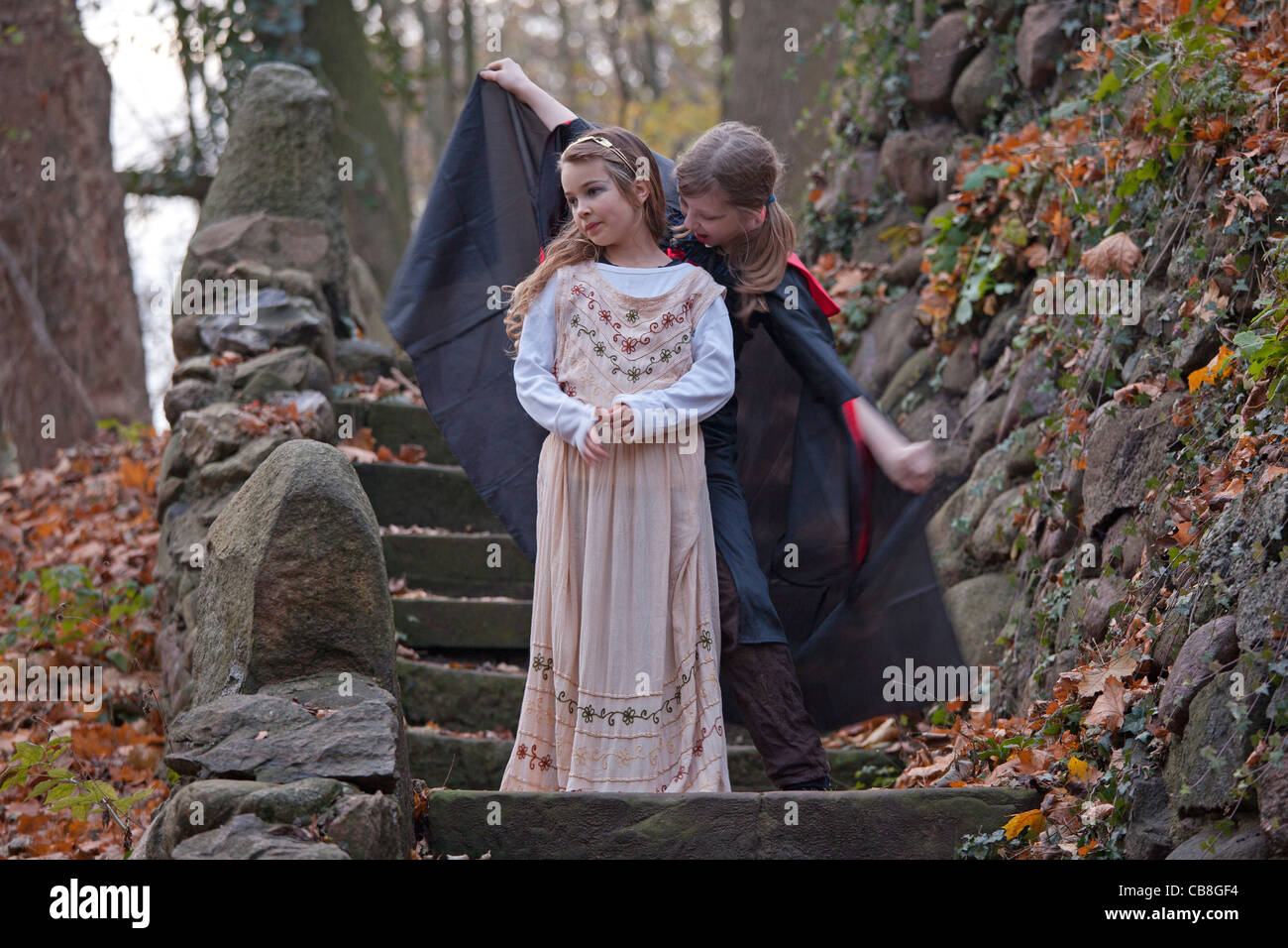 Deux jeunes filles jouant et vampire girl Banque D'Images