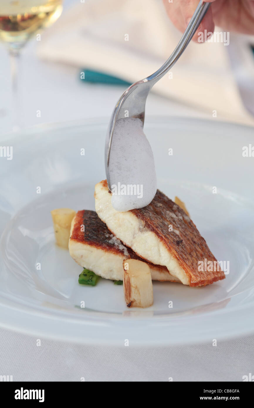 Filets de poisson Sama grillé et servi avec des asperges blanches et une mousse au citron vert Banque D'Images