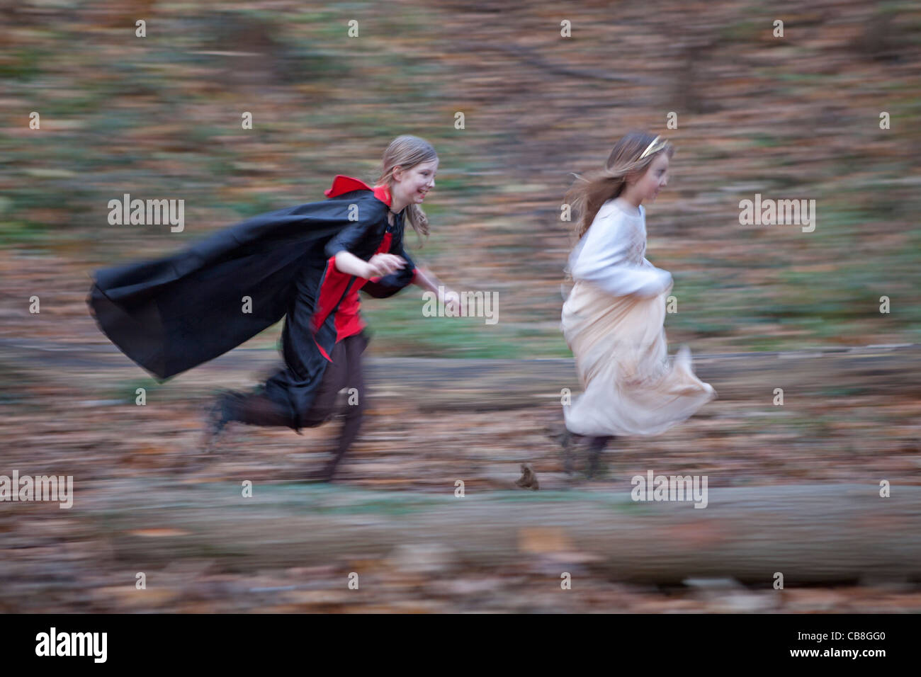 Deux jeunes filles jouant et vampire girl Banque D'Images
