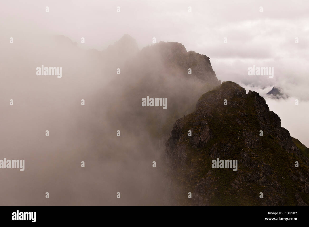 Le sommet de la montagne du port dans les nuages, Sitka, Alaska Banque D'Images
