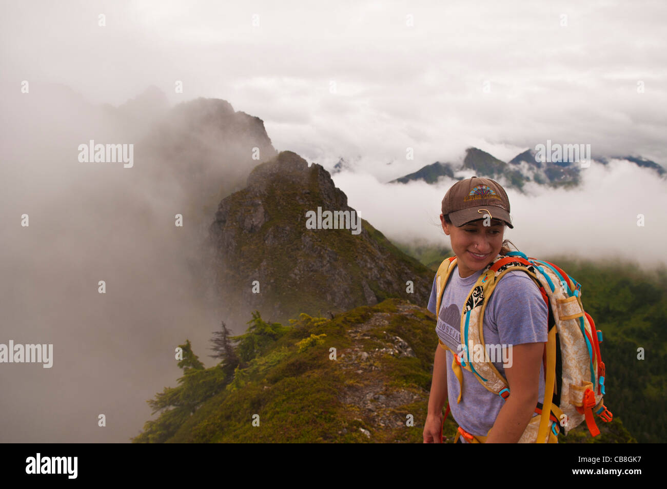 Femme randonnée sur Harbour Mtn., Sitka, Alaska Banque D'Images