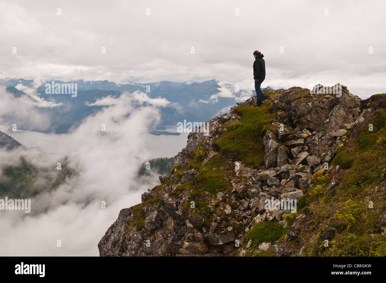 Femme à admirer la vue de la baie Sitka de Harbour Mtn., Sitka, Alaska Banque D'Images