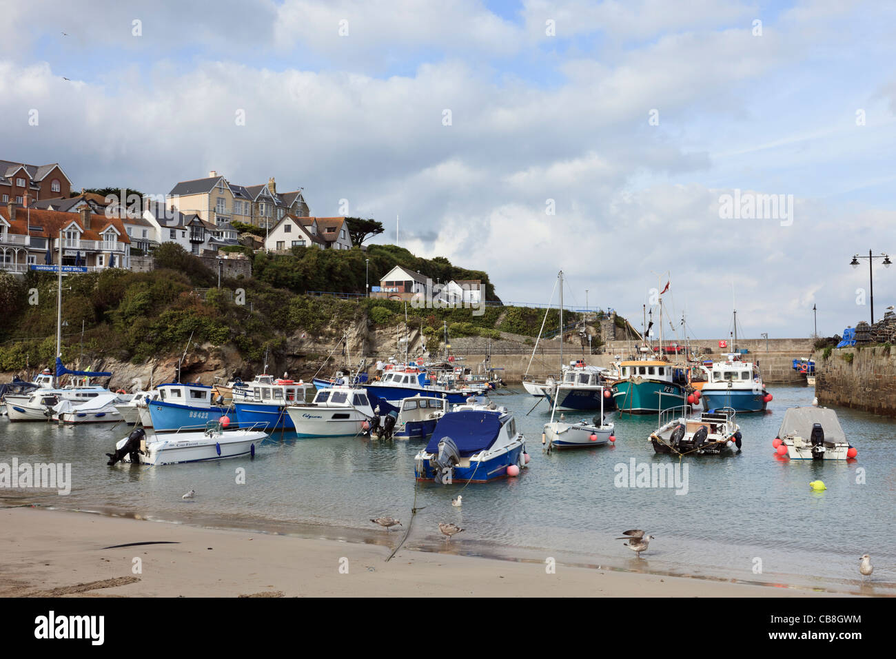 Newquay, Cornwall, Angleterre, Royaume-Uni, Grande Bretagne. Vue de la plage à la pêche des bateaux amarrés dans le port Banque D'Images