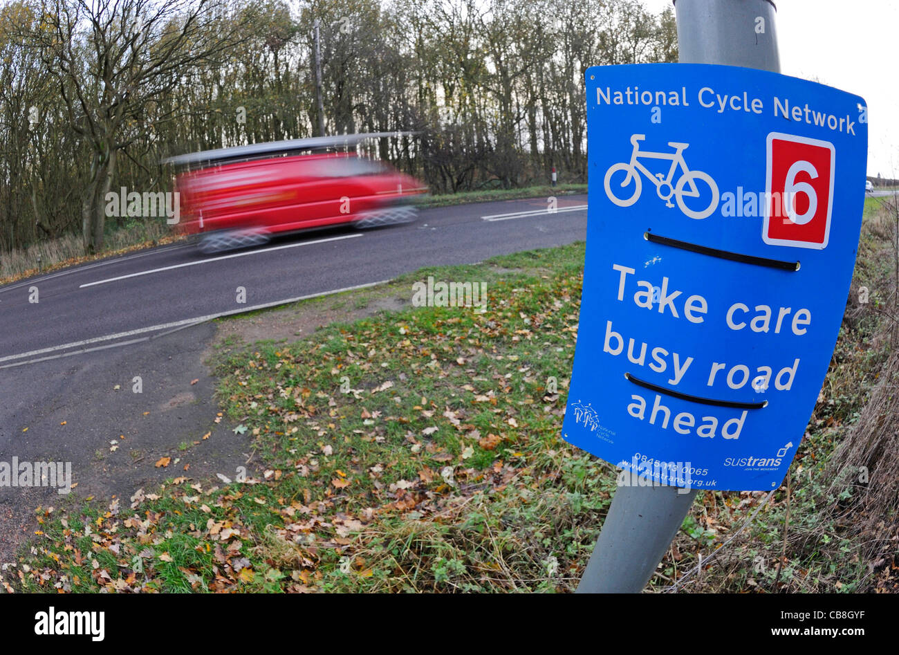 National cycle network avertissement cycliste de faire attention en traversant une route très fréquentée. Banque D'Images National cycle network avertissement cycliste de faire attention en traversant une route très fréquentée. Banque D'Images