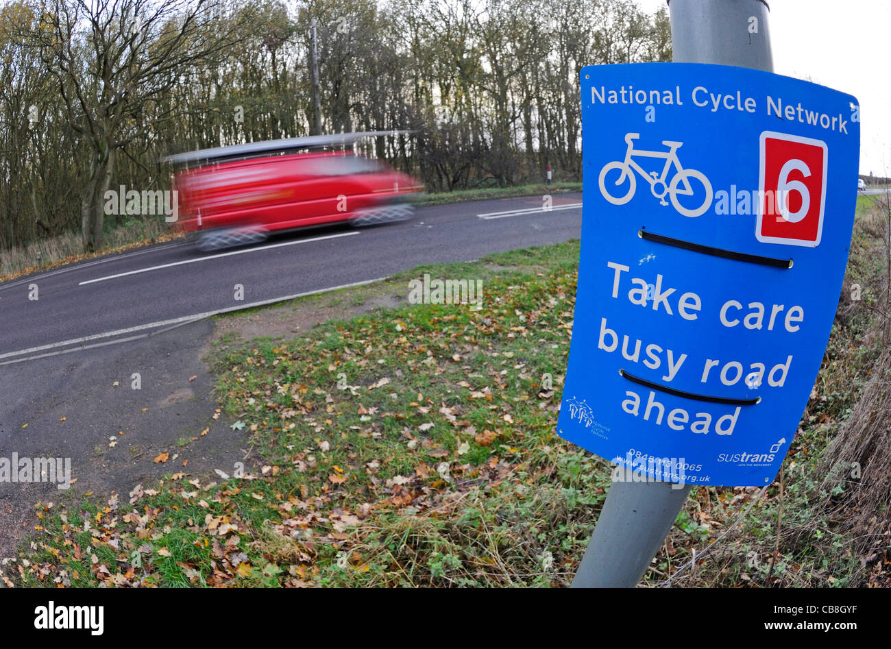 National cycle network avertissement cycliste de faire attention en traversant une route très fréquentée. Banque D'Images