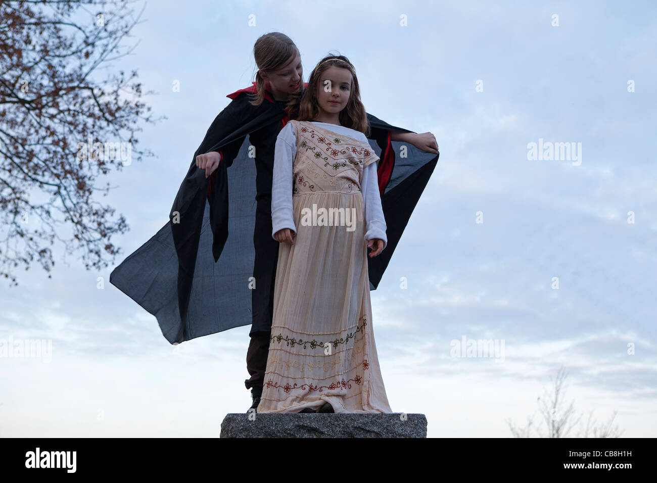 Deux jeunes filles jouant et vampire girl Banque D'Images
