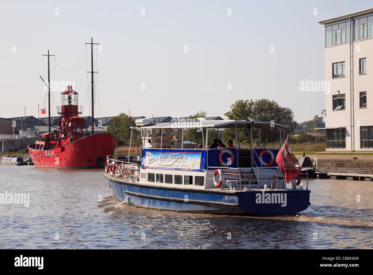 Reine Boadicea II bateau de croisière sur le canal de la netteté et de Gloucester avec Sula lightship Gloucester Docks Gloucestershire England UK Banque D'Images