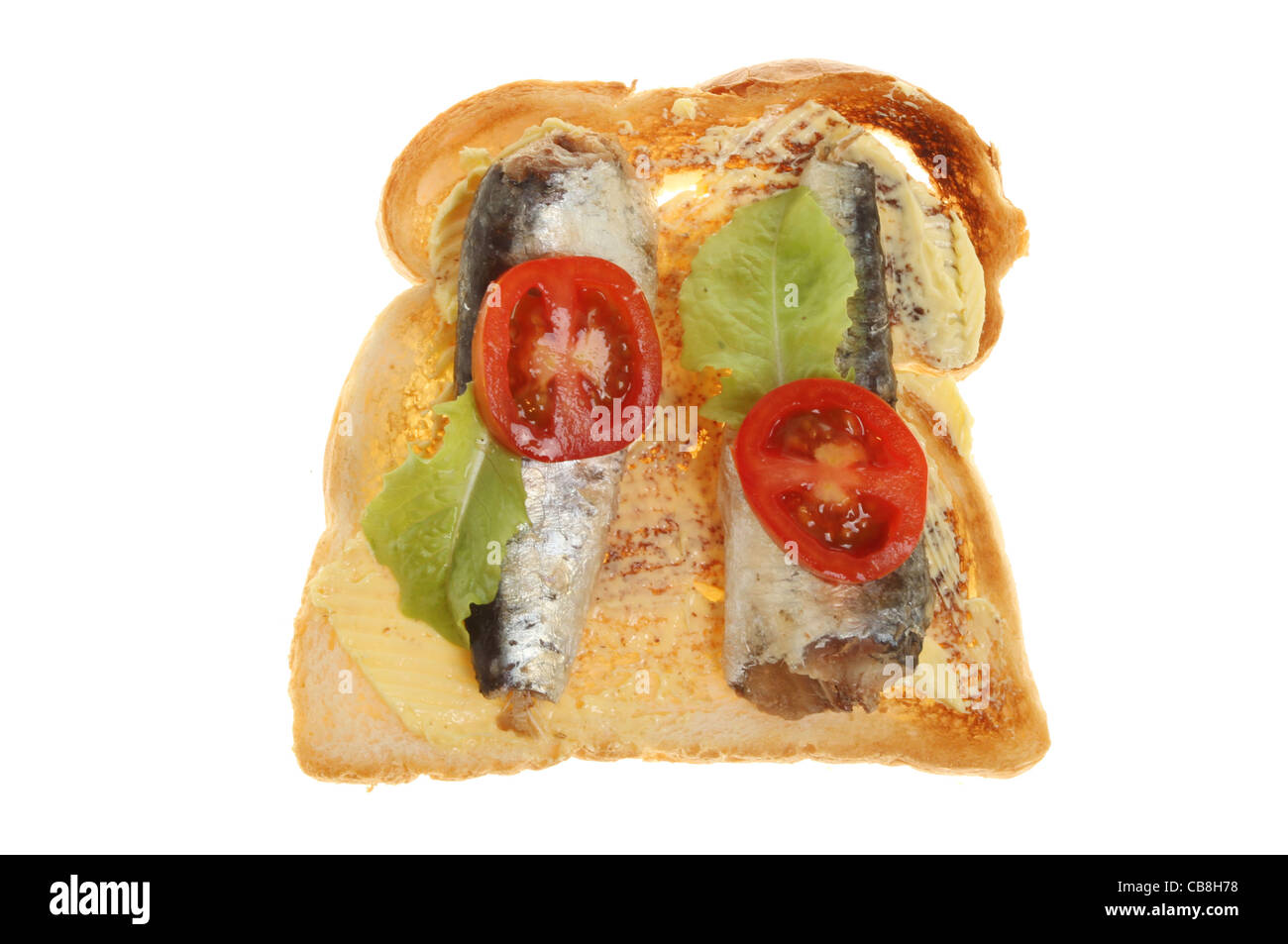 Les sardines avec une garniture de tomate et laitue sur beurrée isolés contre white Banque D'Images