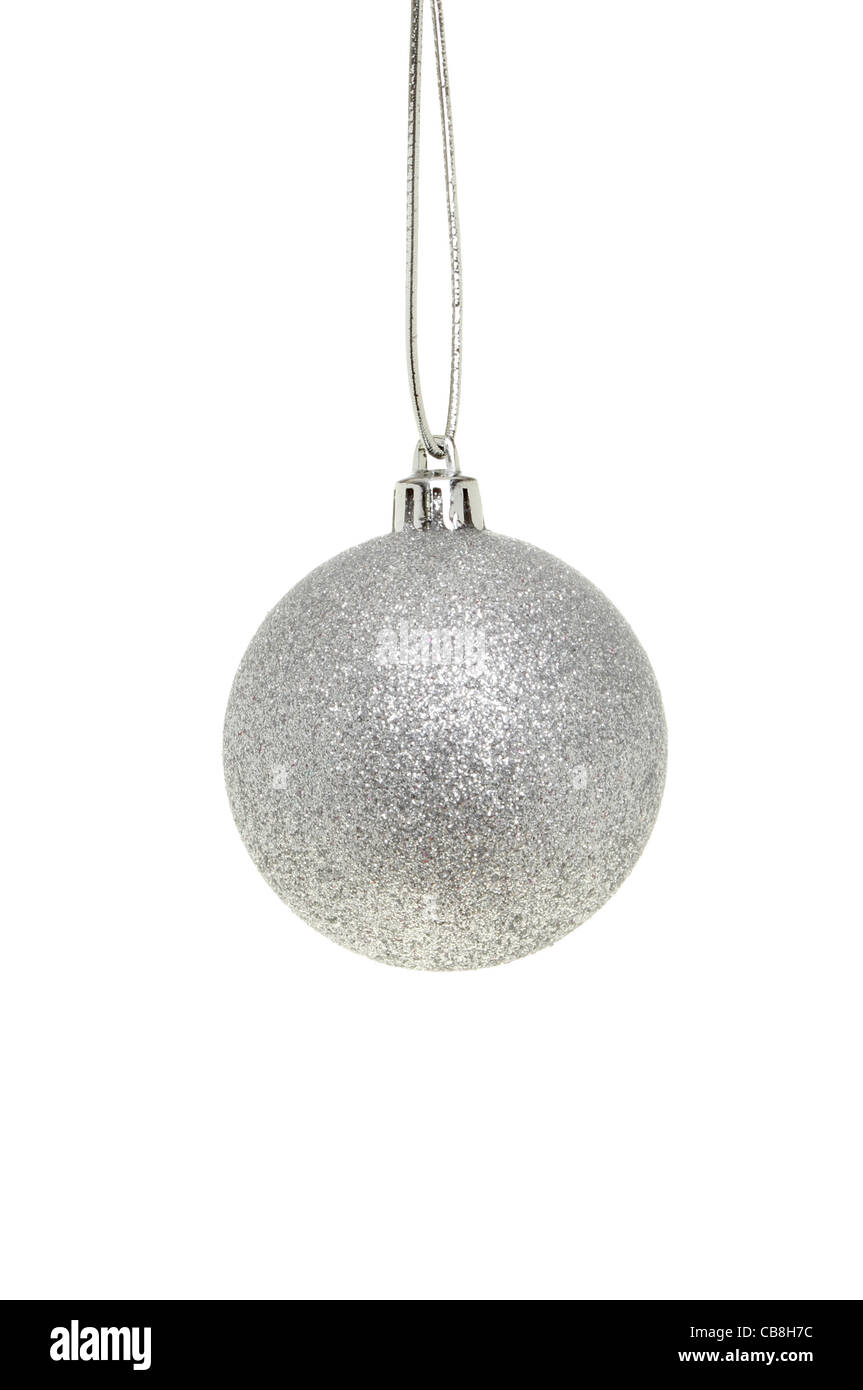 Christmas bauble hanging de silver string isolés contre white Banque D'Images