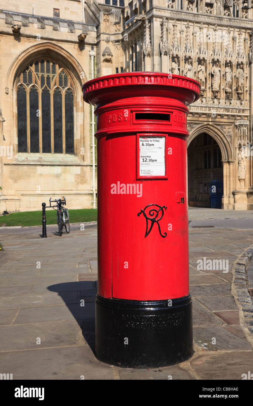 Boite aux lettres rouge victorien à l'extérieur de l'entrée de la cathédrale. Gloucester Gloucestershire Angleterre Royaume-uni Grande-Bretagne Banque D'Images