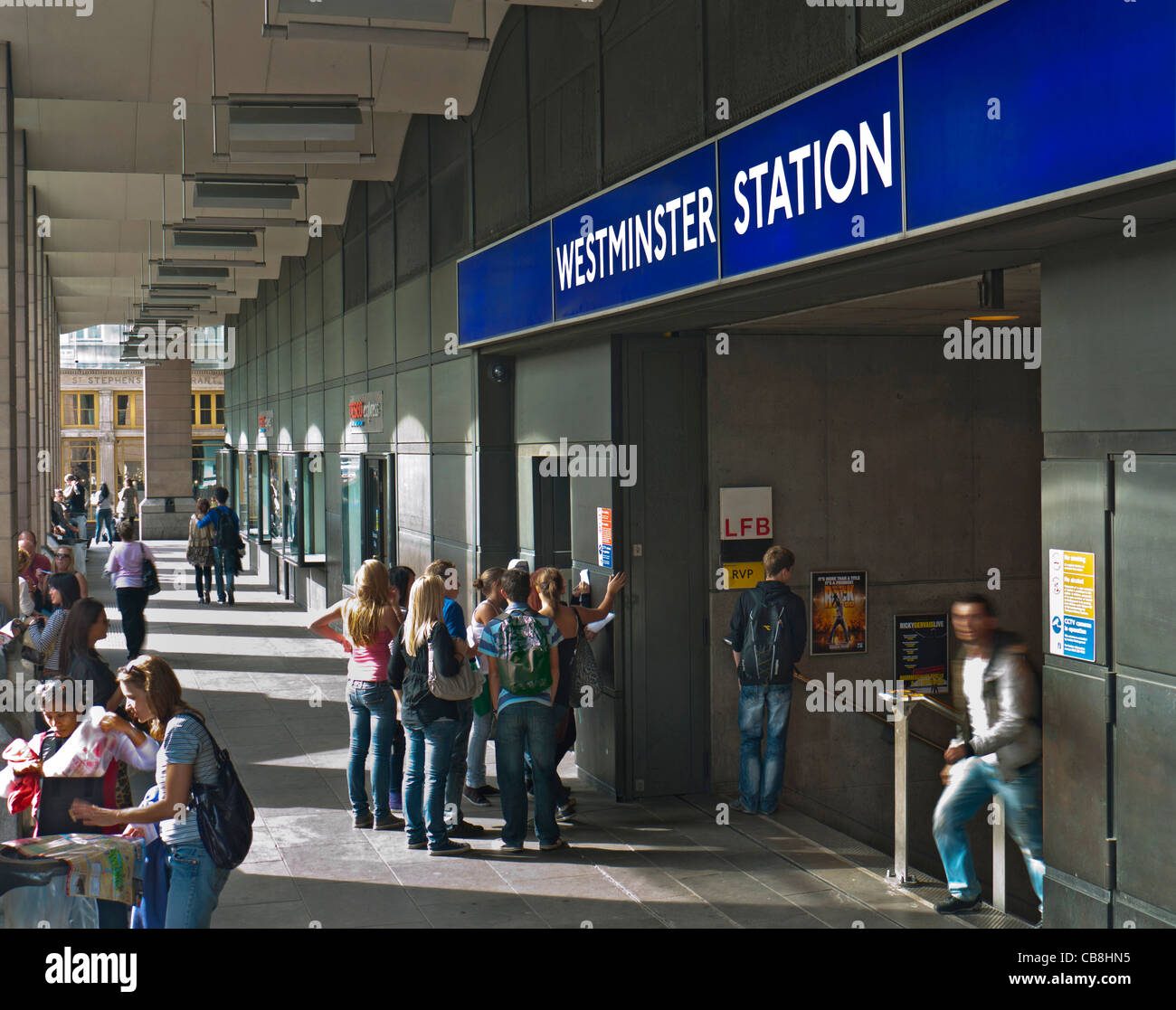 Entrée de la station de métro Westminster occupé avec les étudiants et les touristes Westminster London UK Banque D'Images