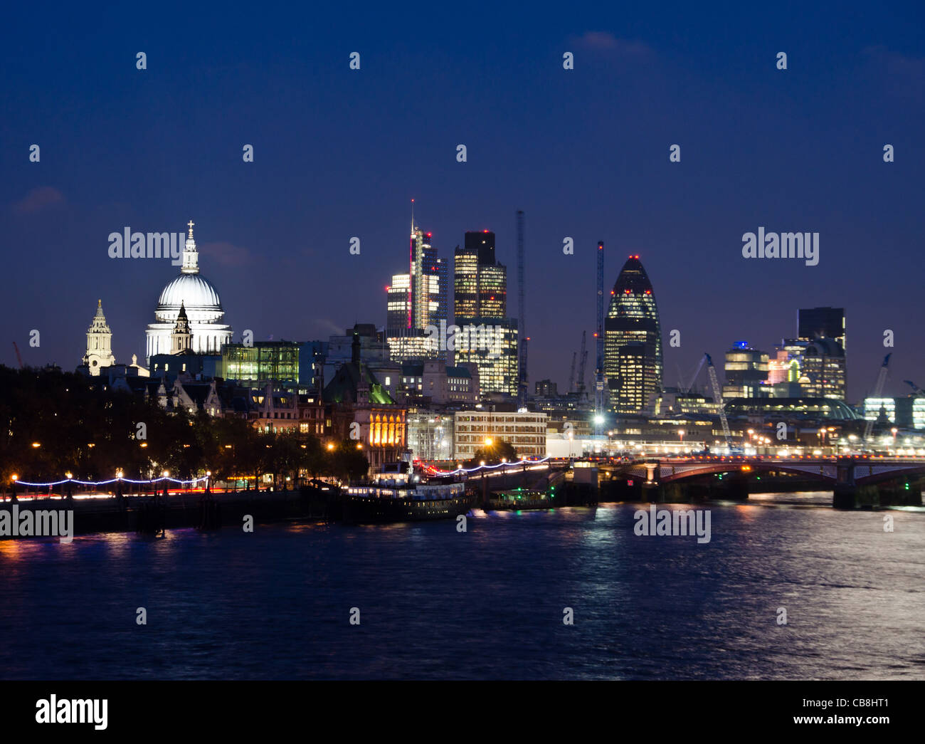 Toits de ville de London financial district de nuit avec Thames River Banque D'Images