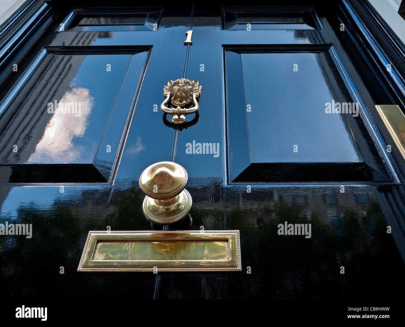 Un imposant de panneaux de porte avant noir géorgien 'numéro 1' avec des raccords en laiton London England UK Banque D'Images