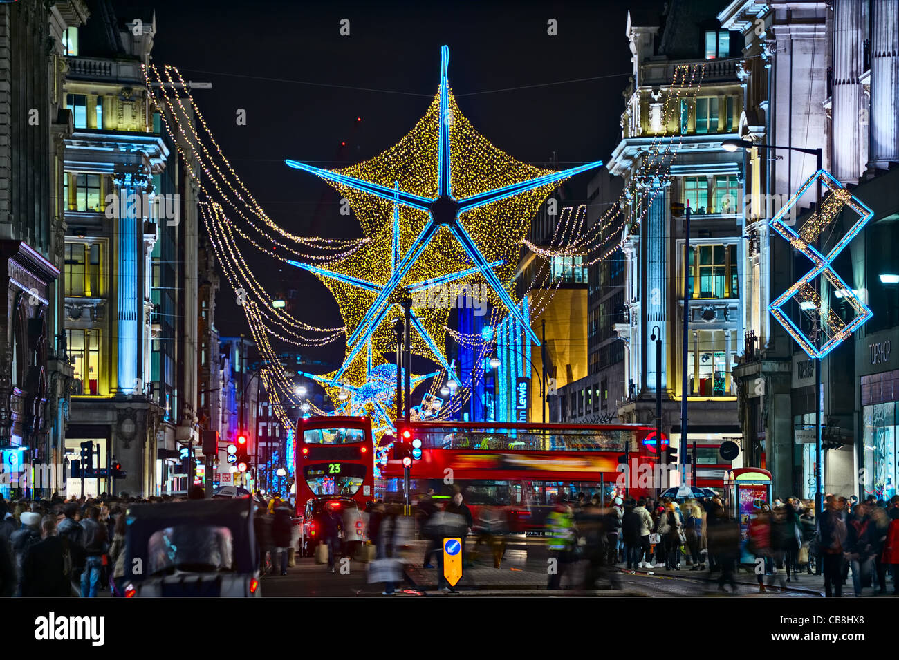 Oxford Street, Londres, Angleterre, Royaume-Uni, avec des lumières de Noël dans la nuit Banque D'Images