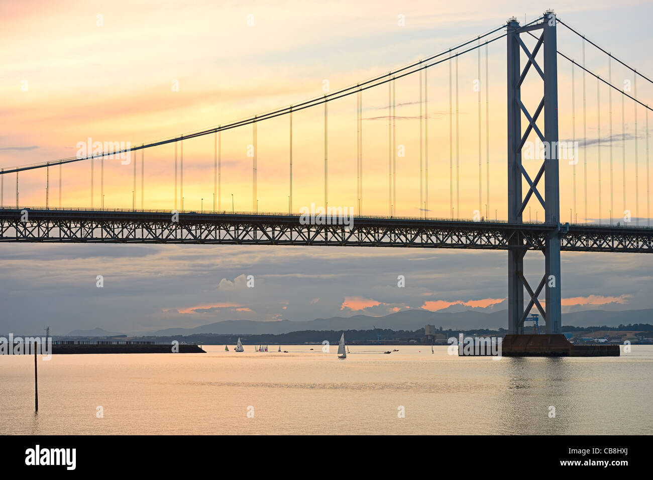 Départ de Port Edgar, Firth of Forth, par le Forth Road Bridge, en Écosse, au Royaume-Uni, en Europe, au coucher du soleil Banque D'Images