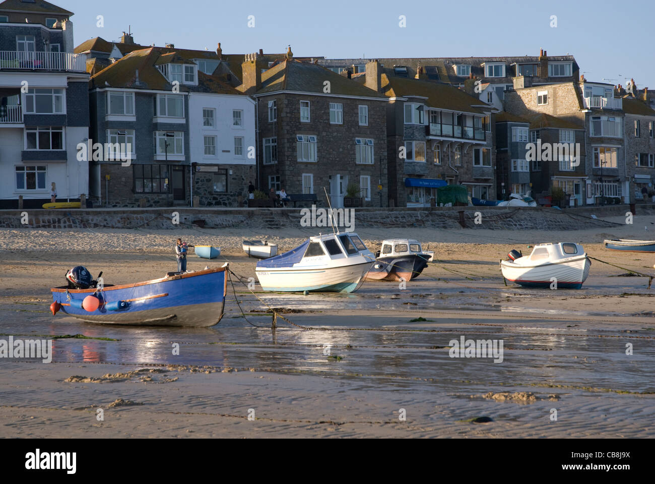Bateaux amarrés sur la plage à marée basse, St Ives, Cornwall England UK Banque D'Images