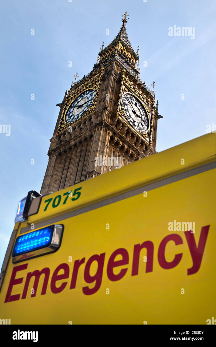 Fonctions d'urgence en ambulance avec Big Ben et les chambres du Parlement derrière Londres UK Banque D'Images
