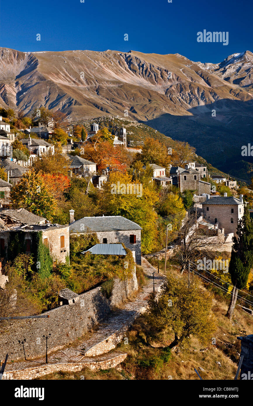 Kalarrytes village, l'un des plus beaux villages de montagne grecque, sur les montagnes Tzoumerka, Ioannina, Épire, Grèce Banque D'Images