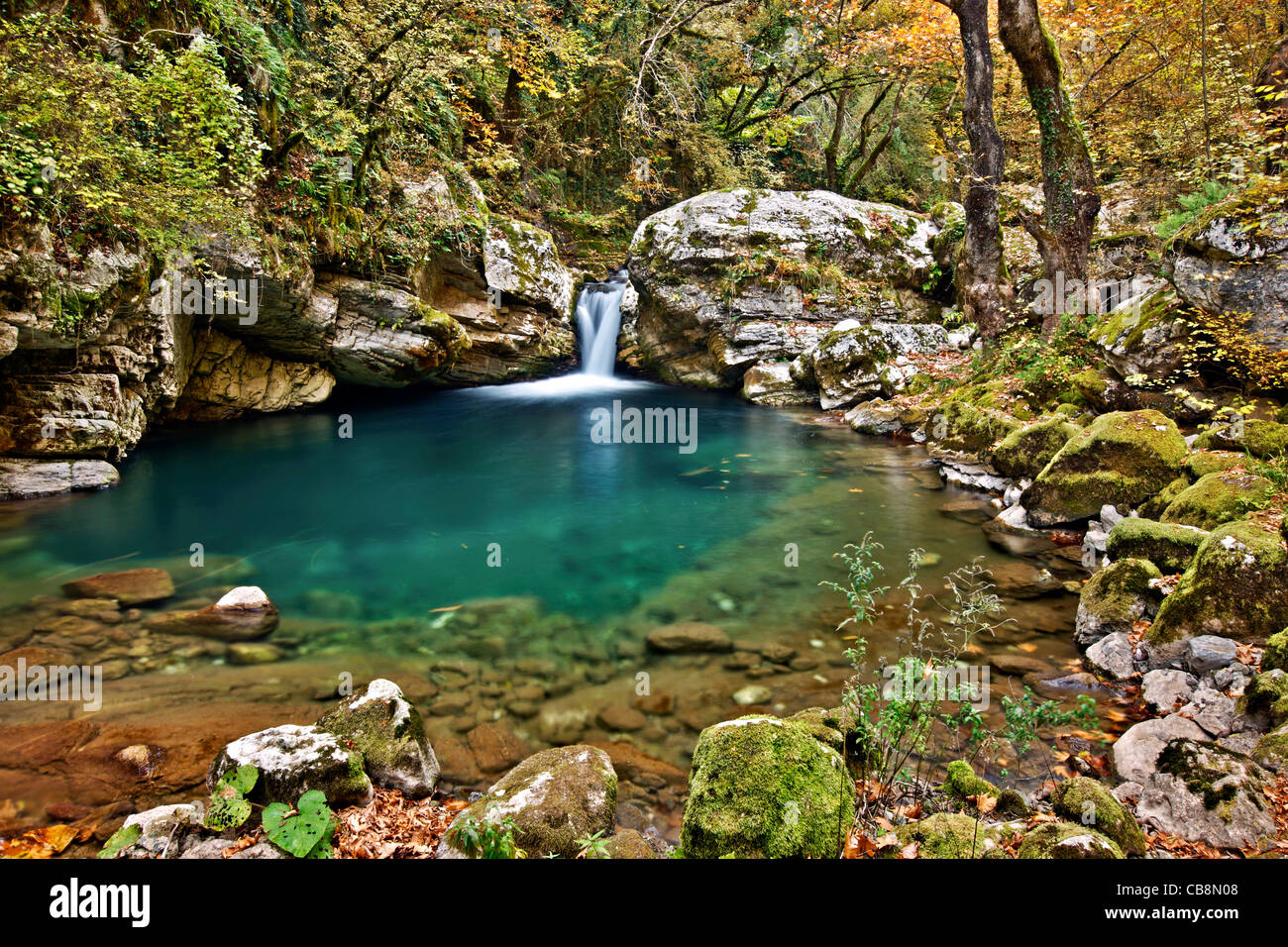Petit lac, dans le canyon de la rivière, qui sépare l'Chrousias Syrrako Kalarrytes et villages, Tzoumerka, Ioannina, Grèce Banque D'Images