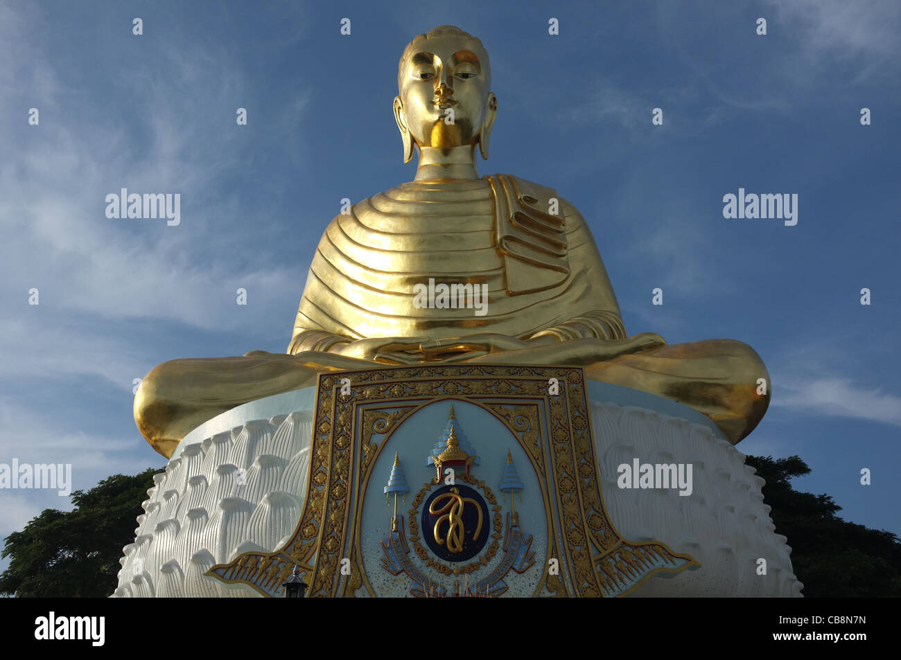 Une gigantesque statue d'or de Bouddha dans un temple bouddhiste sur une colline surplombant le golfe de Thaïlande. Banque D'Images
