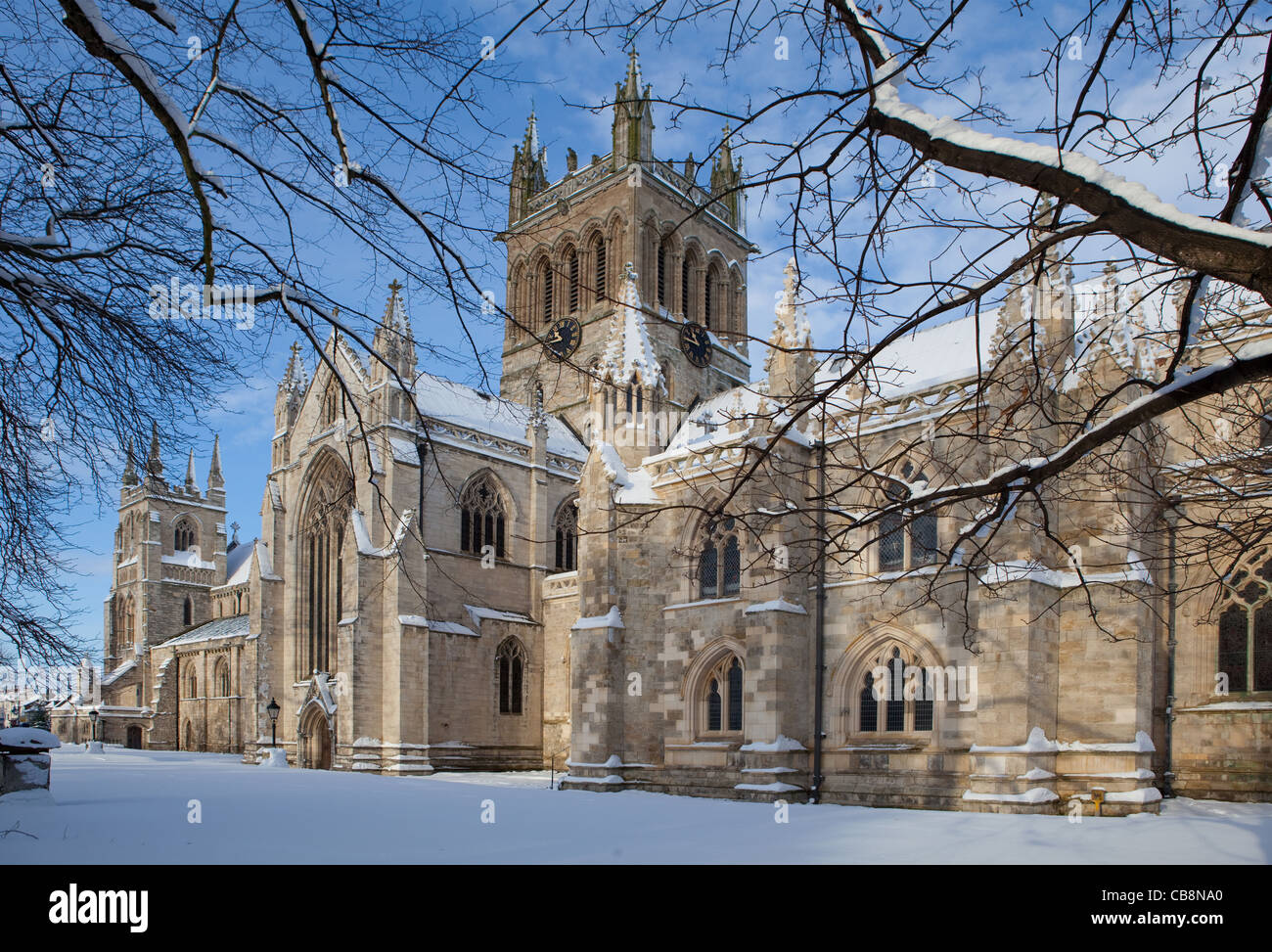 Selby Abbey, Yorkshire du Nord, dans la neige de l'hiver à Noël Banque D'Images