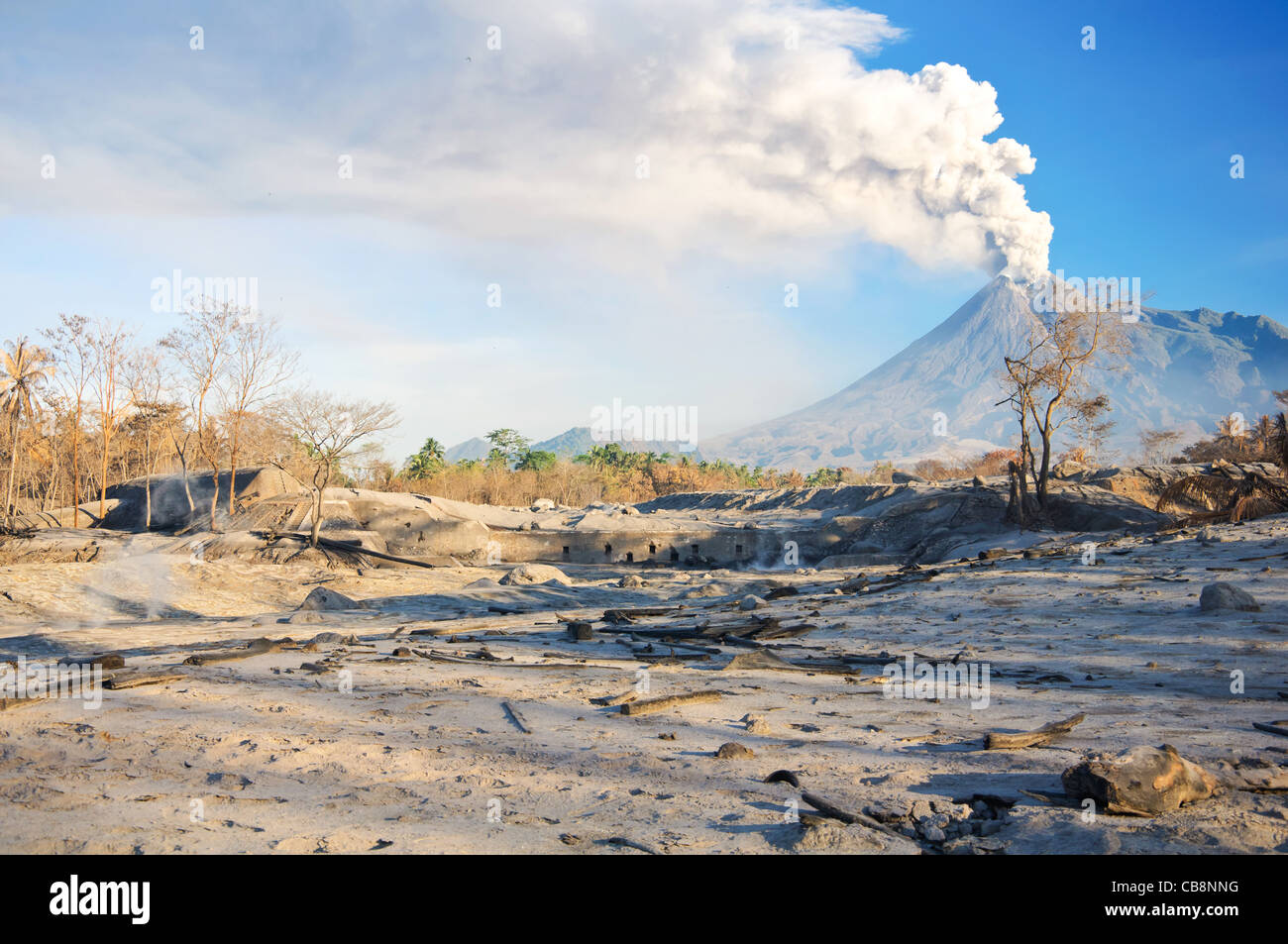 Mount merapi volcano Banque de photographies et d’images à haute ...