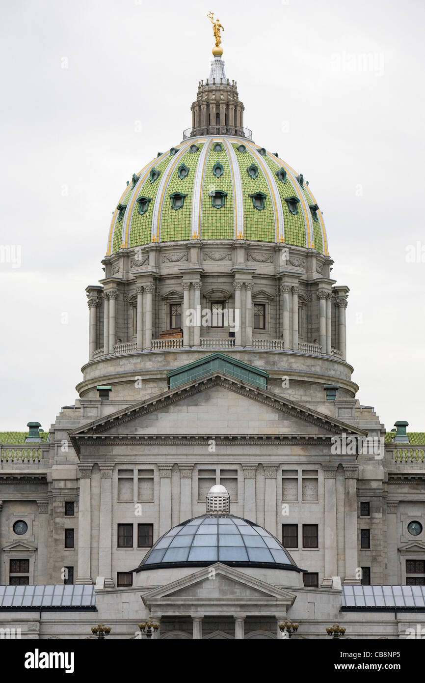 Une vue sur le centre-ville de Harrisburg et de la Pennsylvania State Capitol building. Banque D'Images