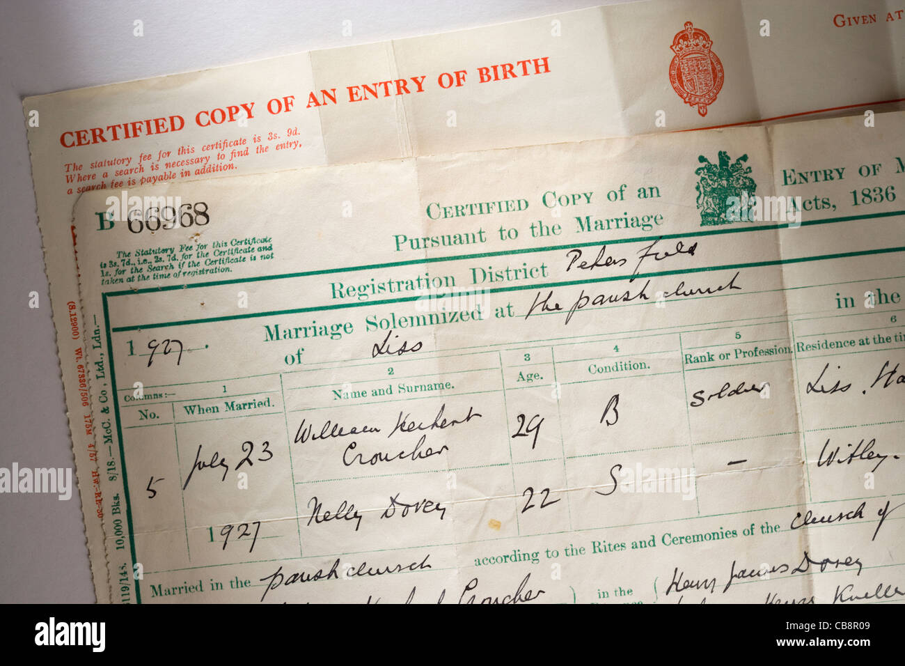 Ancien des certificats de naissance et de mariage. UK. Banque D'Images