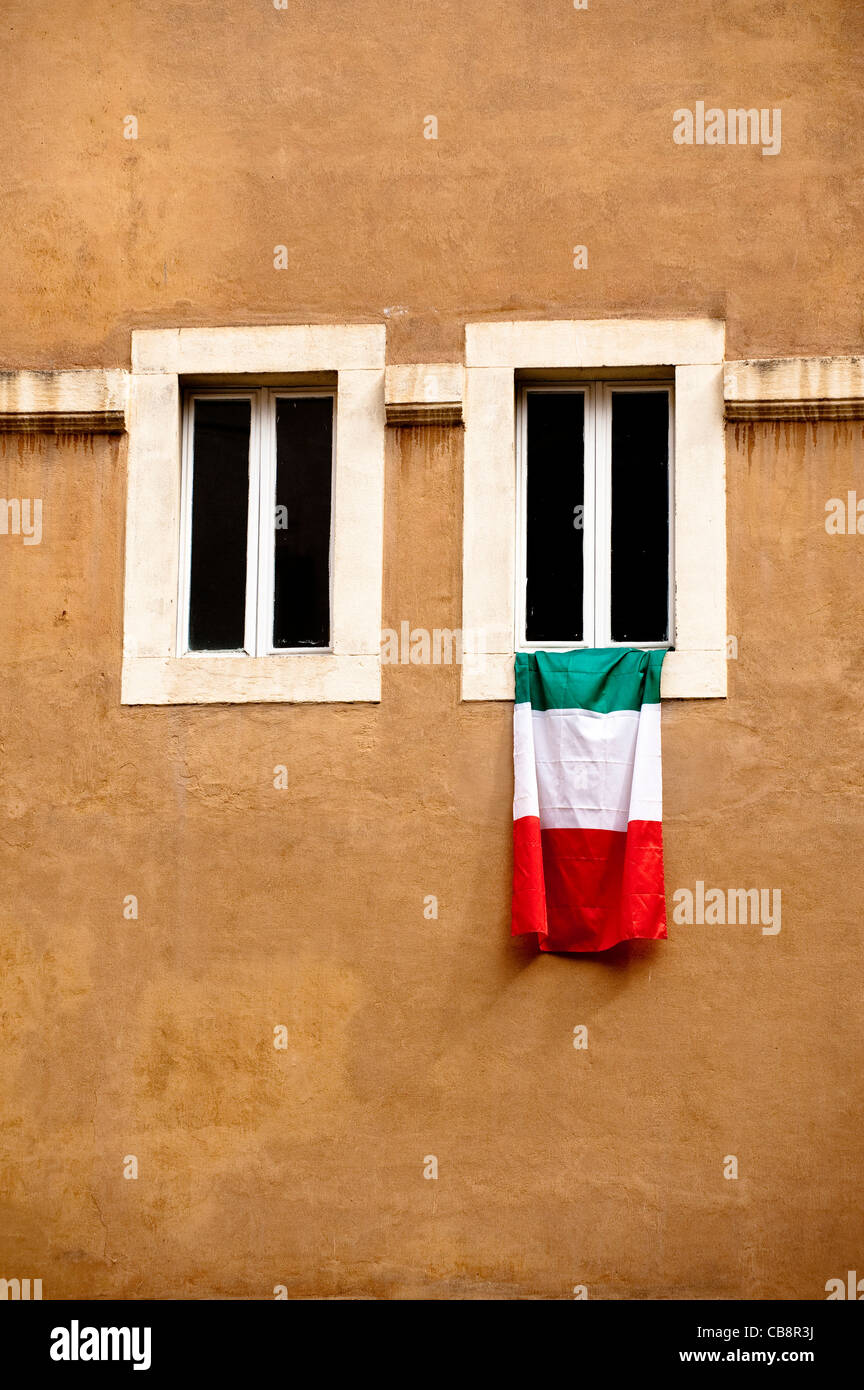 Drapeau Italien suspendu à une fenêtre à Rome, Italie Banque D'Images