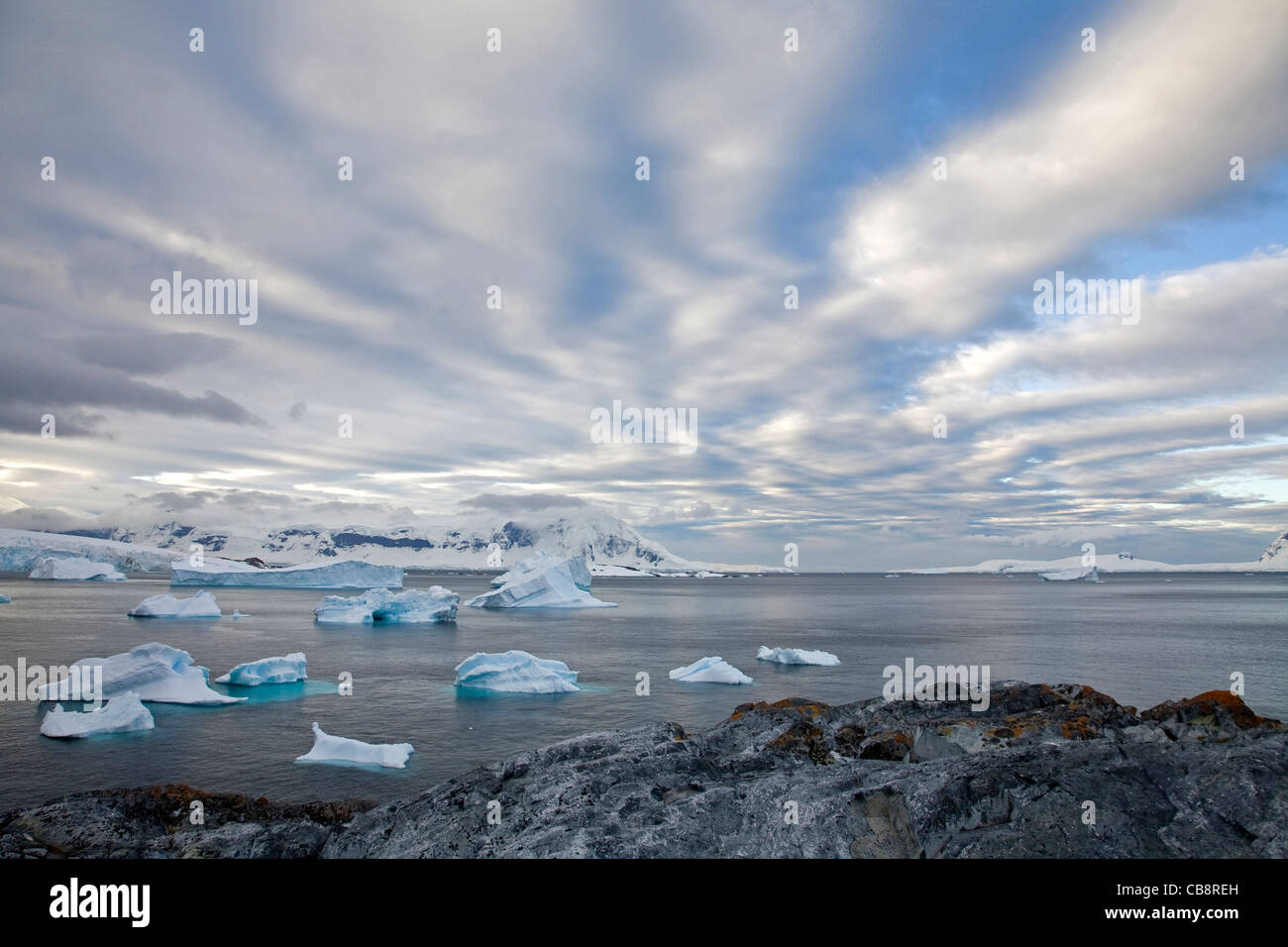 Icebergs dans la mer de l'Antarctique autour de Cuverville Island / Île de Cavelier de Cuverville au coucher du soleil, l'Antarctique Banque D'Images