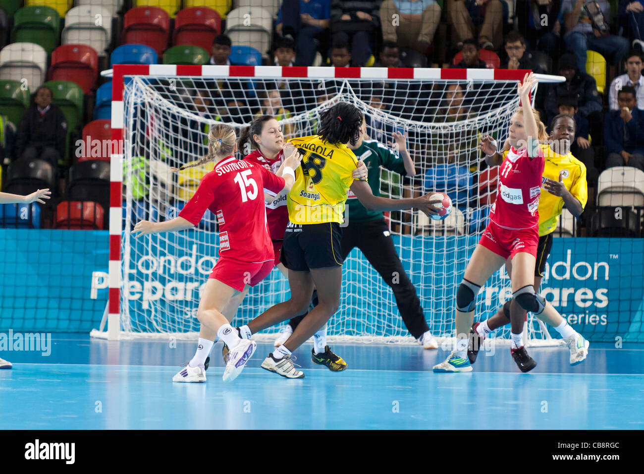 Angola / Autriche au Women's Londres Handball Cup. Tenue à l'Arène de handball, au Royaume-Uni. Banque D'Images