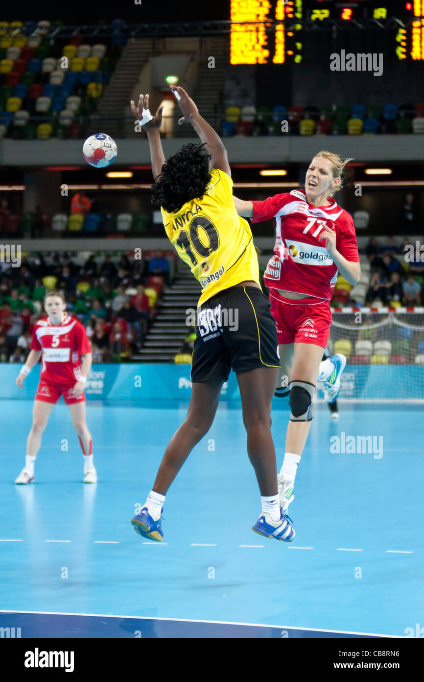 Gorica (ACIMOVIC77 - AUT) pousses pour objectif, l'Angola / Autriche au Women's Londres Handball Cup. Le Handball Arena, UK. Banque D'Images